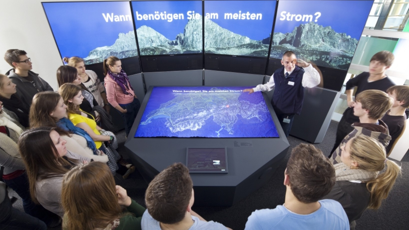 Schulklasse bestaunt das interaktive 3D-Relief der Schweiz