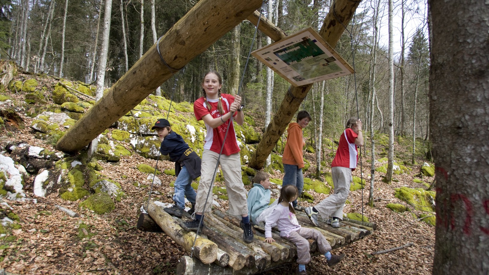 Kinder auf einem Waldholz-Floss im Lernpfad Wägital