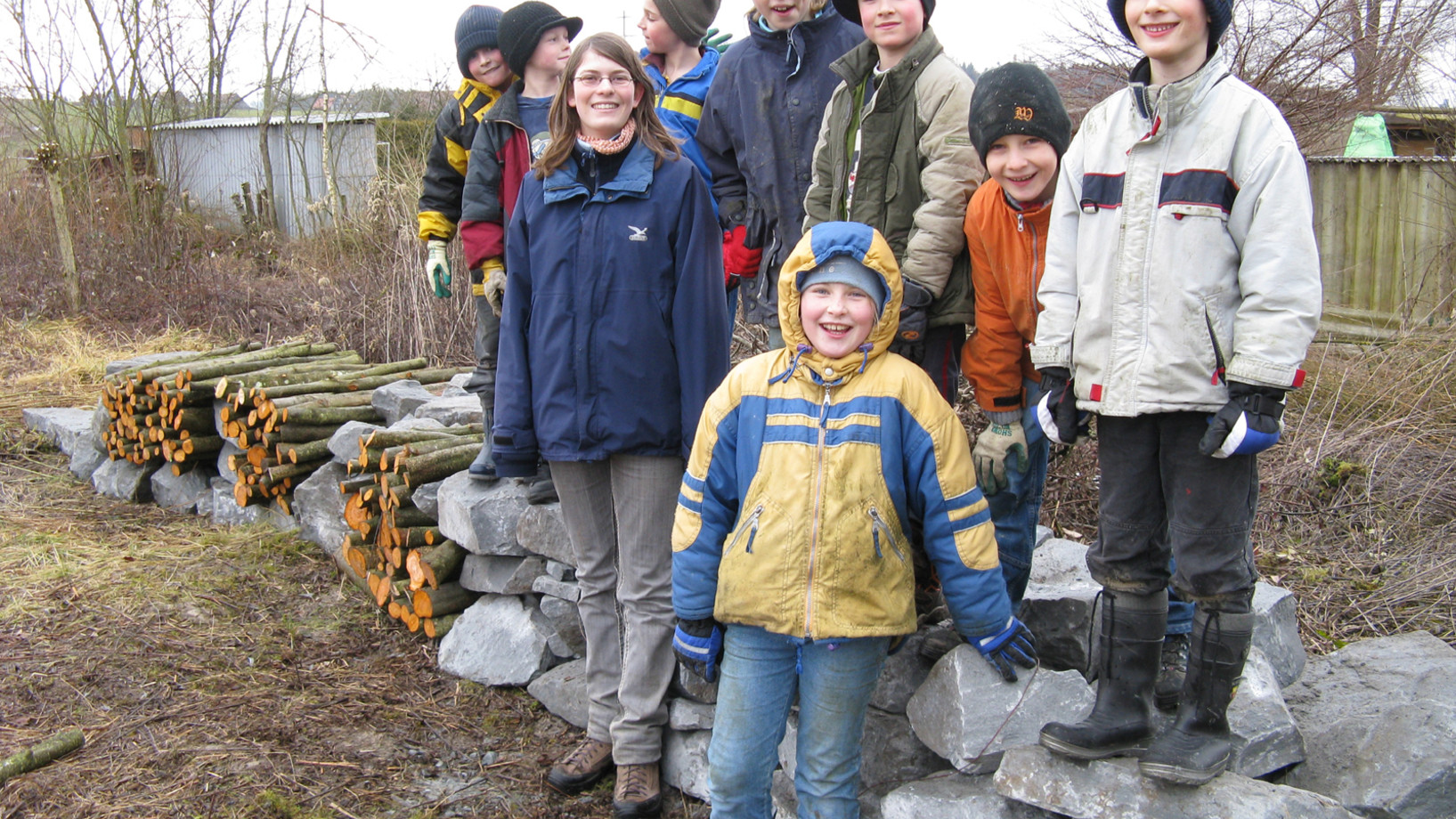Eine Gruppe von Kindern auf einer Trockenmauer