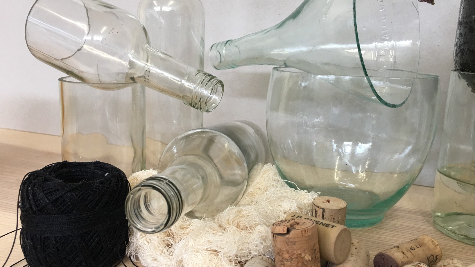 Glas, Kork und Stoff: Materialien zum Upcyceln am Workshop des Tüftelwerks.