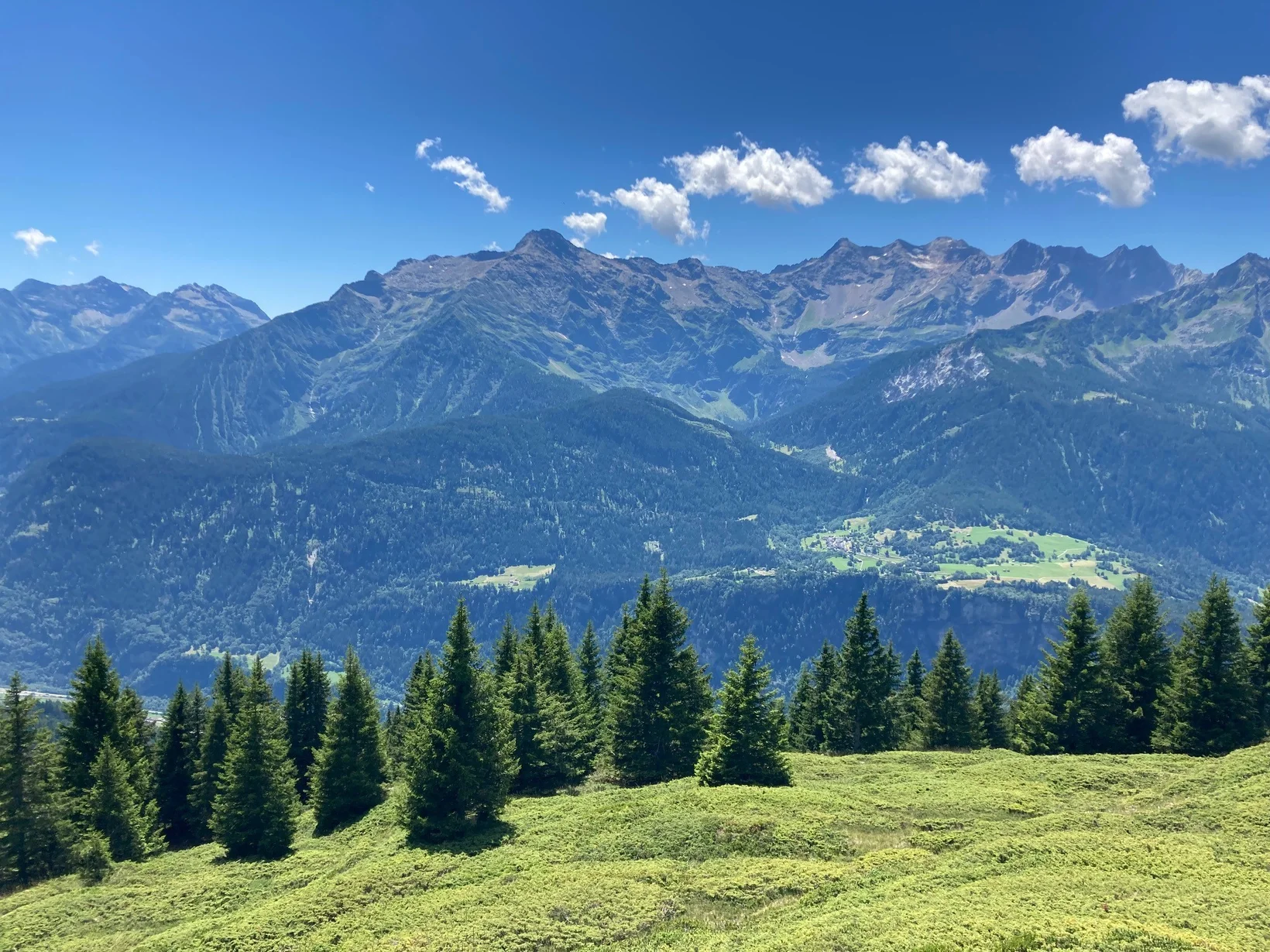 Gebirgslandschaft mit kleinen Wolken