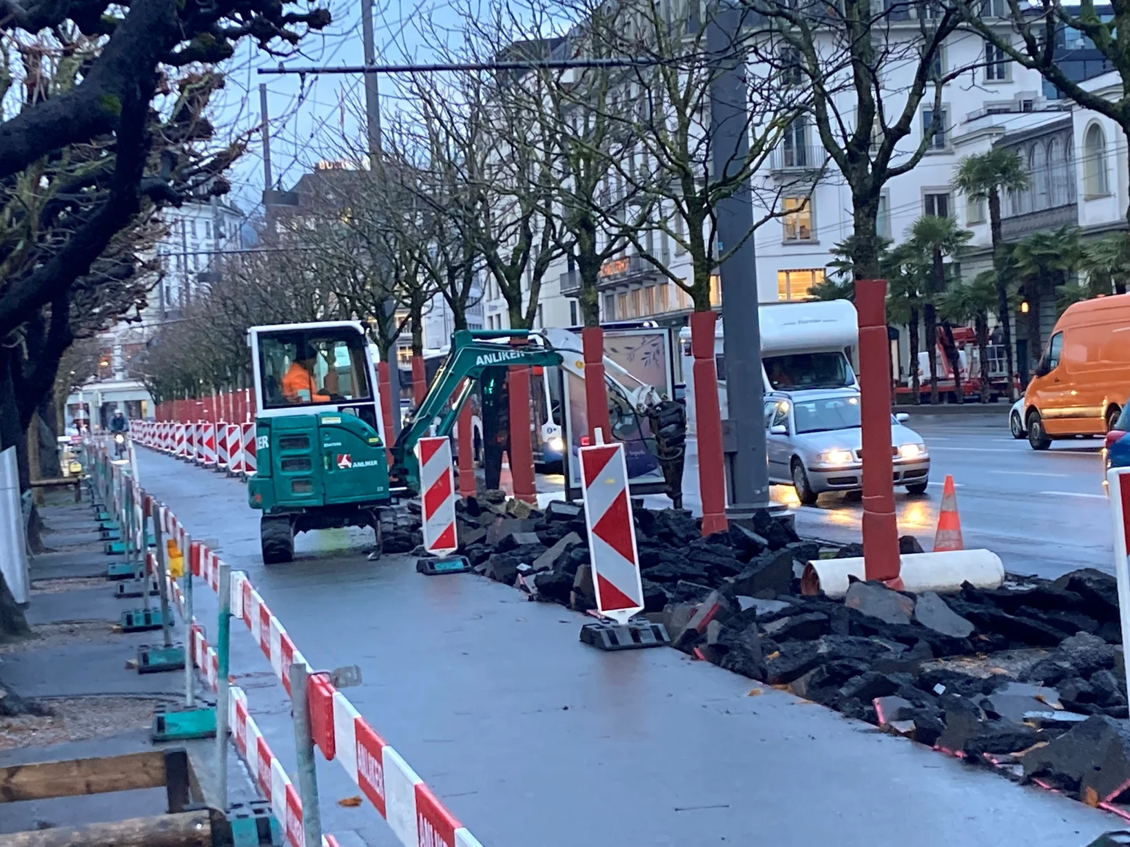 Baustelle, wo der Hartbelag entfernt wird