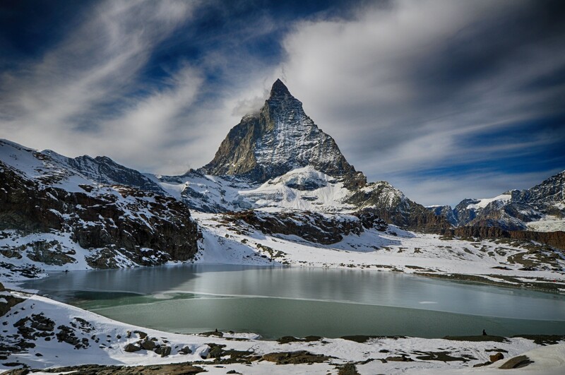 Matterhorn mit Schnee und See im Vordergrund