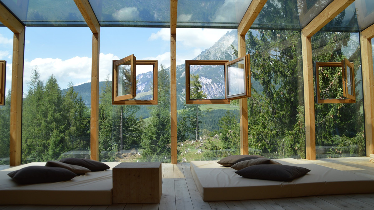 Grosse Fensterfront mit Holzrahmen und Sicht auf Berge