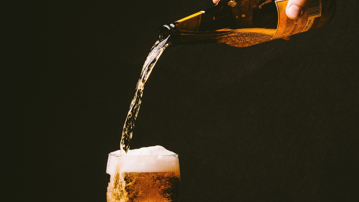 Ein voll eingeschenktes Bierglas mit Bier