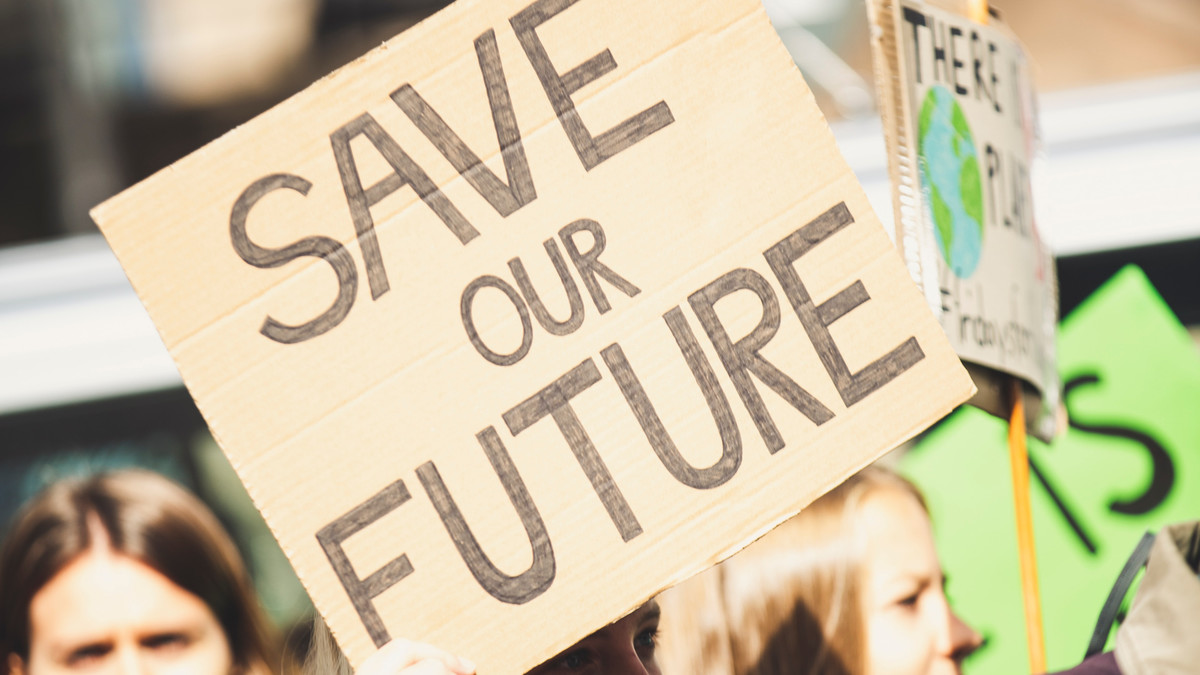 Eine Frau hält ein Schild mit der Aufschrift "Save our Future"
