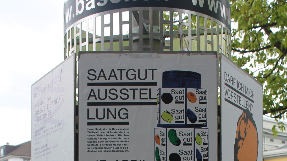 Eine Plakatsäule mit der Saatgutausstellung in Basel