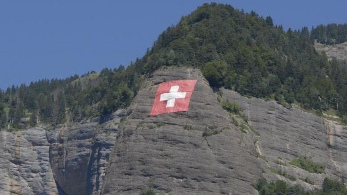Schweizer Fahne bei Vitznau am Berg