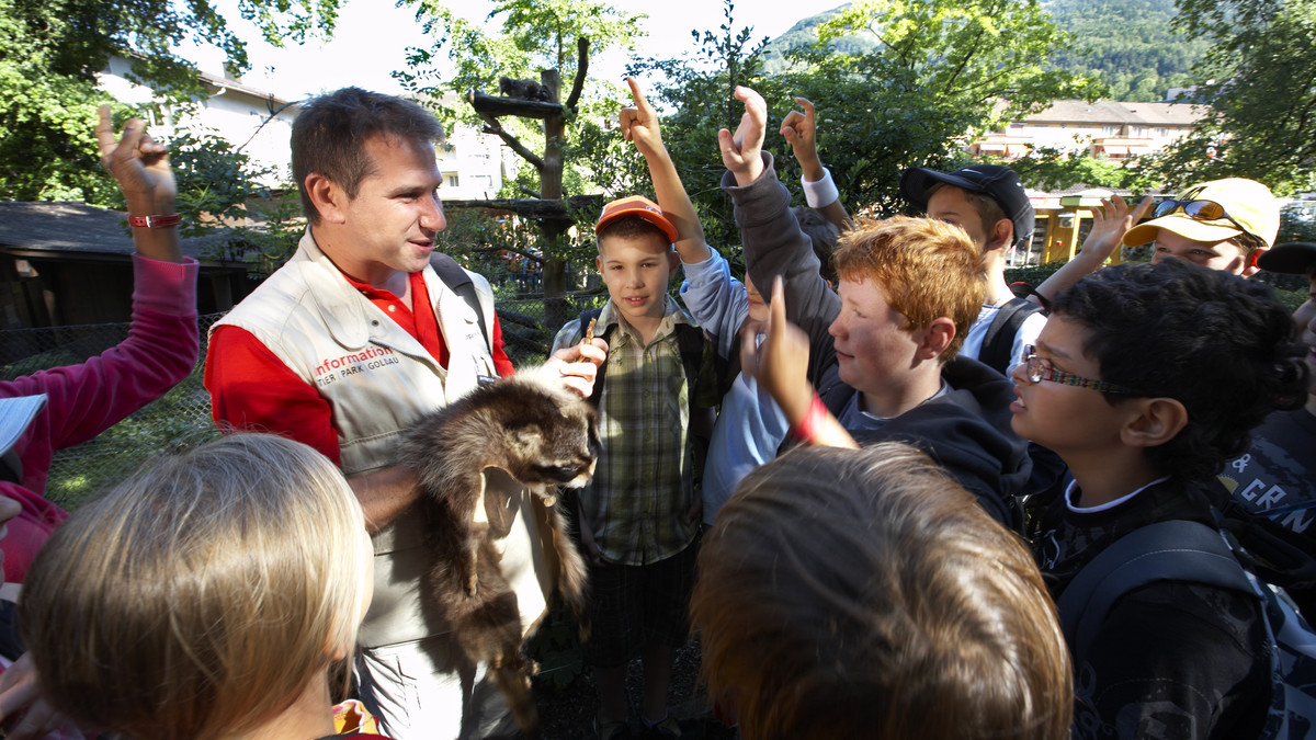 Eine Gruppe von Kindern im Tierpark Goldau