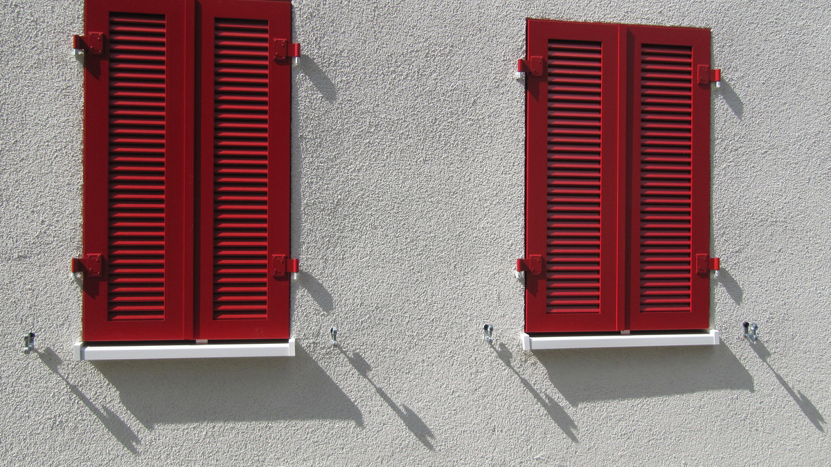 Hitze im Sommer: geschlossene Fensterläden sorgen für angenehme Raumtemperatur.