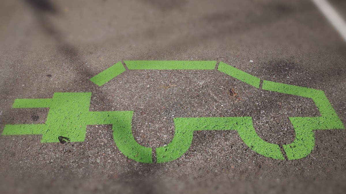 Parkfeld mit Elektroauto-Symbol in grüner Farbe