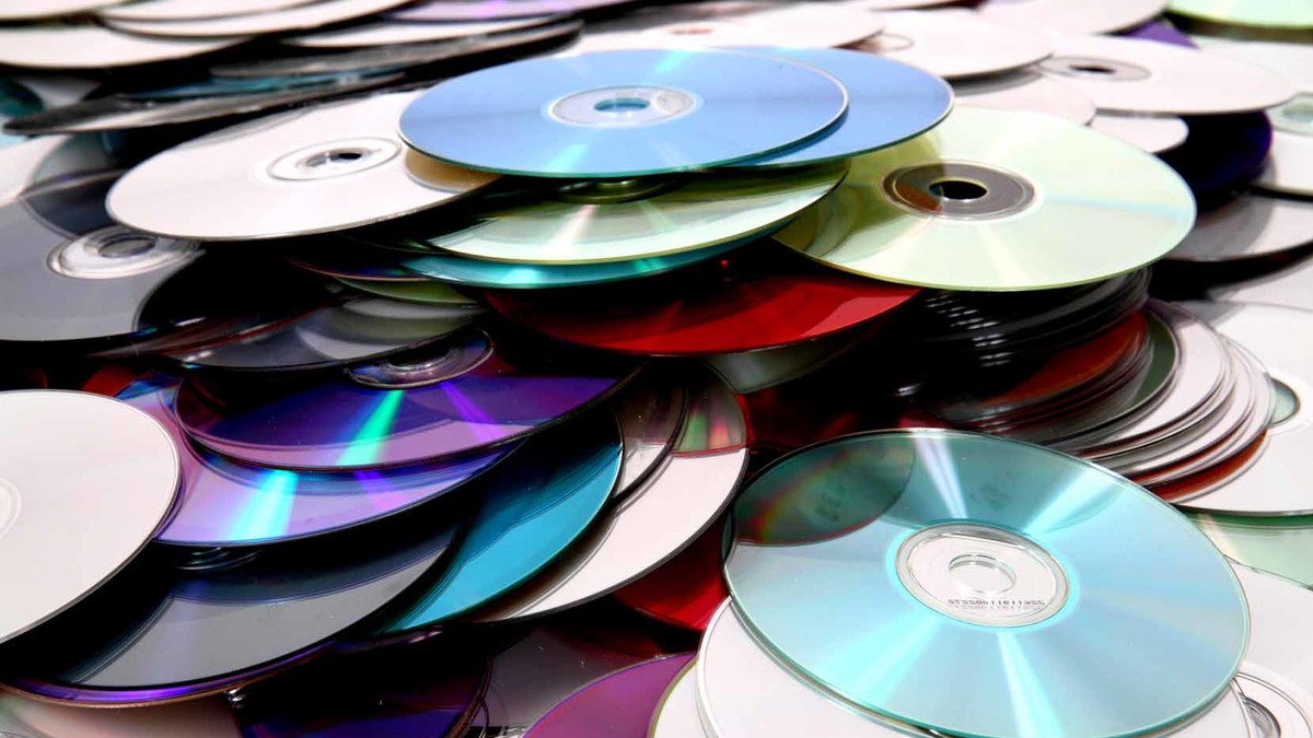 Ein Stapel mit CDs oder DVDs.