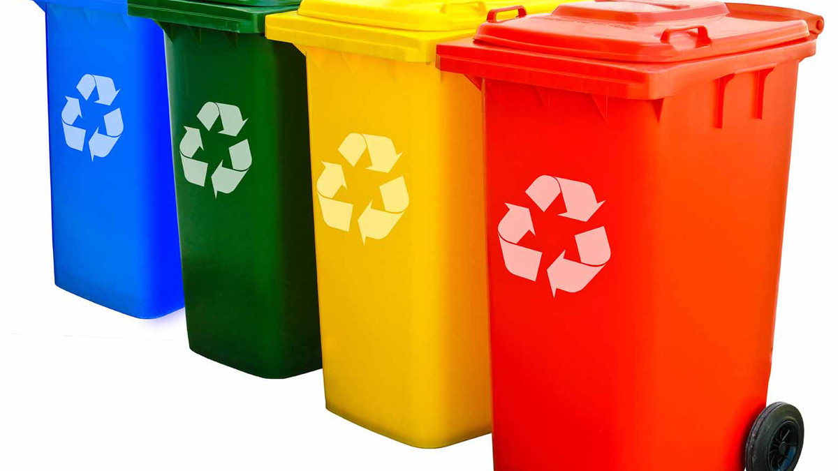 Vier Recyclingtonnen in verschiedenen Farben