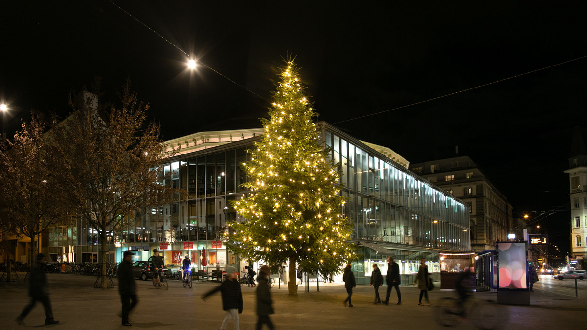 Beleuchteter Weihnachtsbaum vor dem Bourbaki Panorama Luzern
