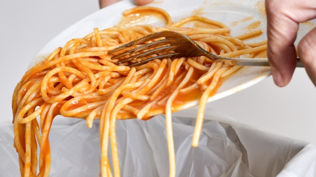 Ein Teller Spaghetti gelangt in den Abfall
