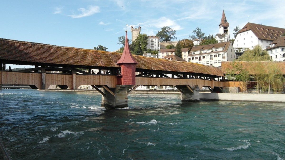 Die Spreuerbrücke spannt sich über die Reuss