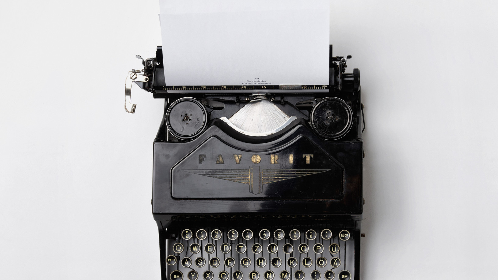 Alte Schreibmaschine mit einem Blatt Papier in der Maschine