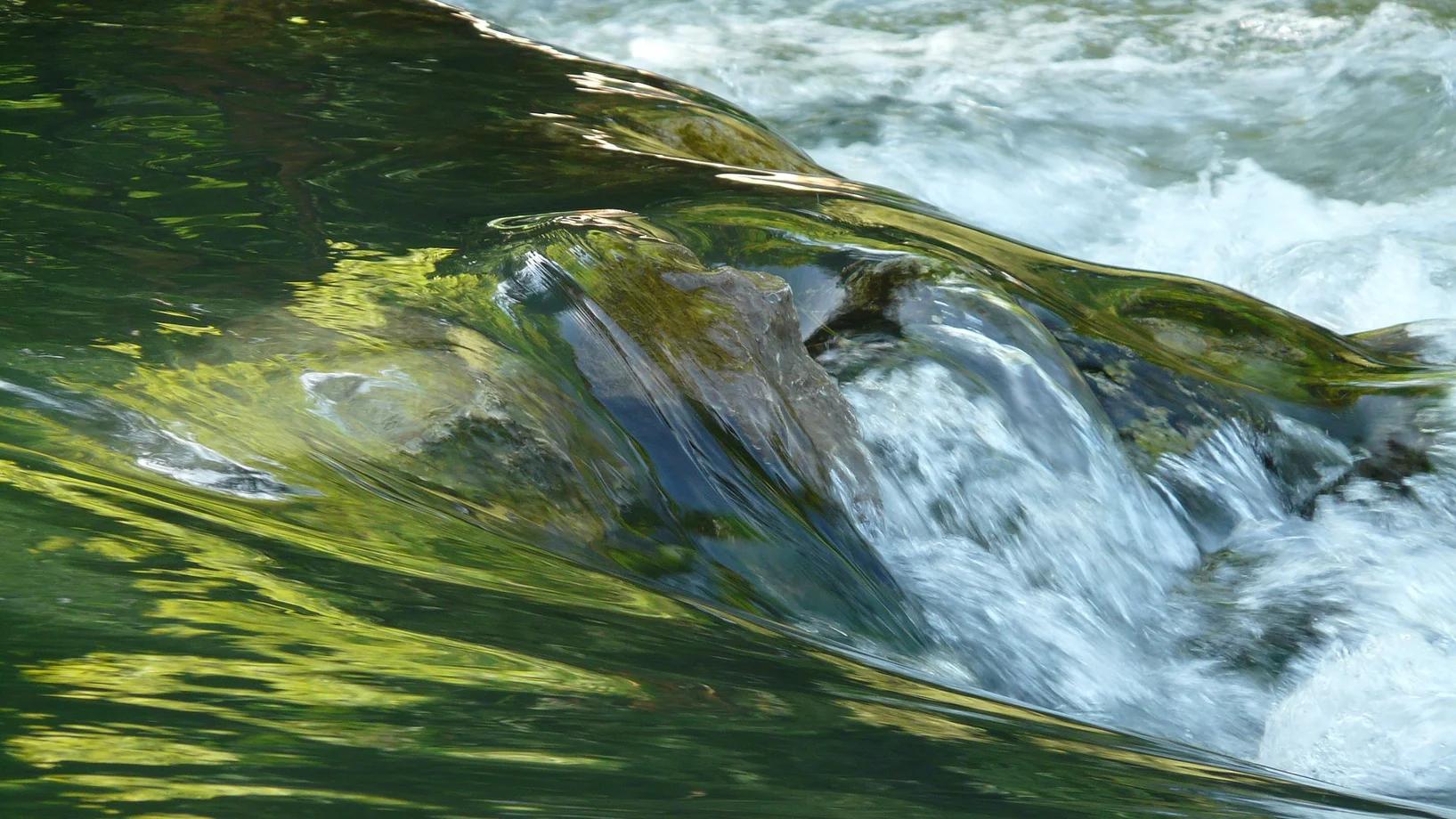 Wasser fliesst in Kaskaden über Steine