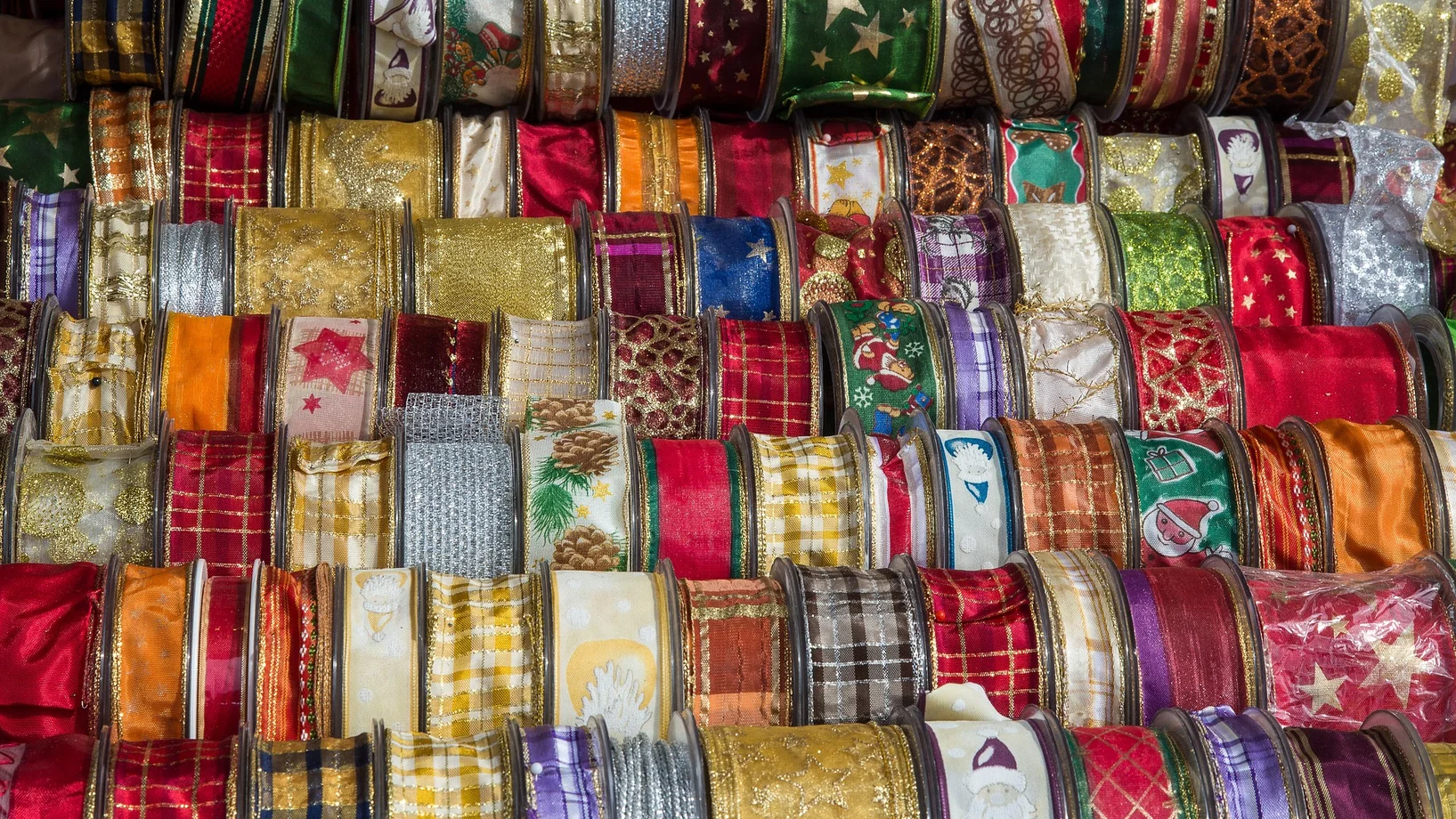 Viele bunte Geschenkbänder