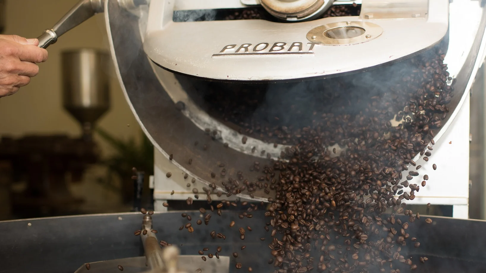 Frisch gerösteter Kaffee aus der Maschine