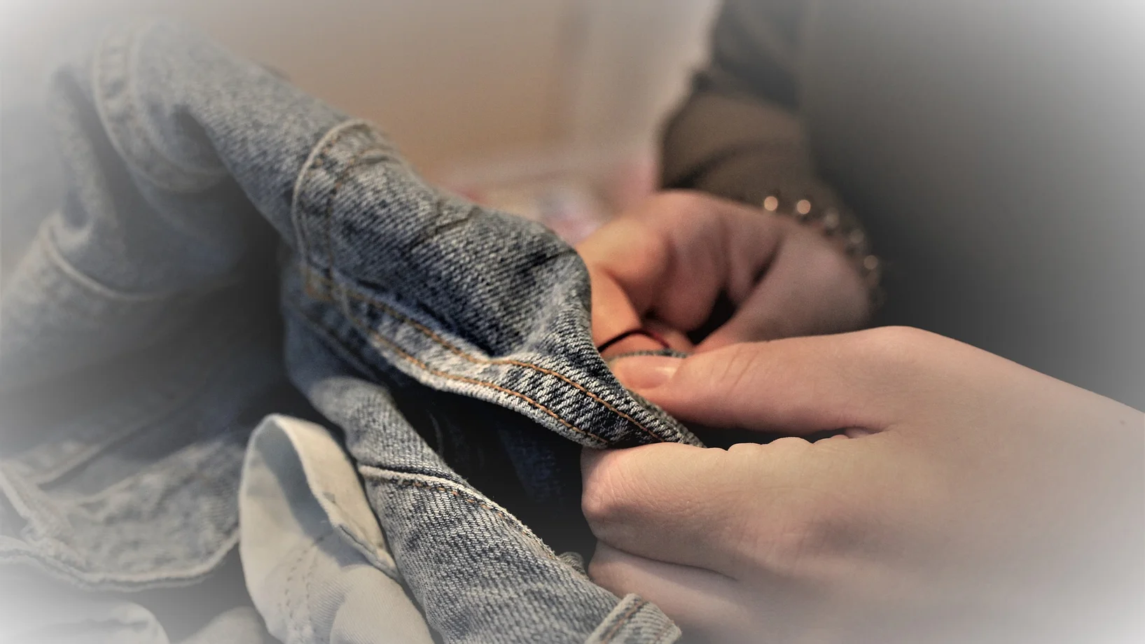Eine Person am Hosen reparieren