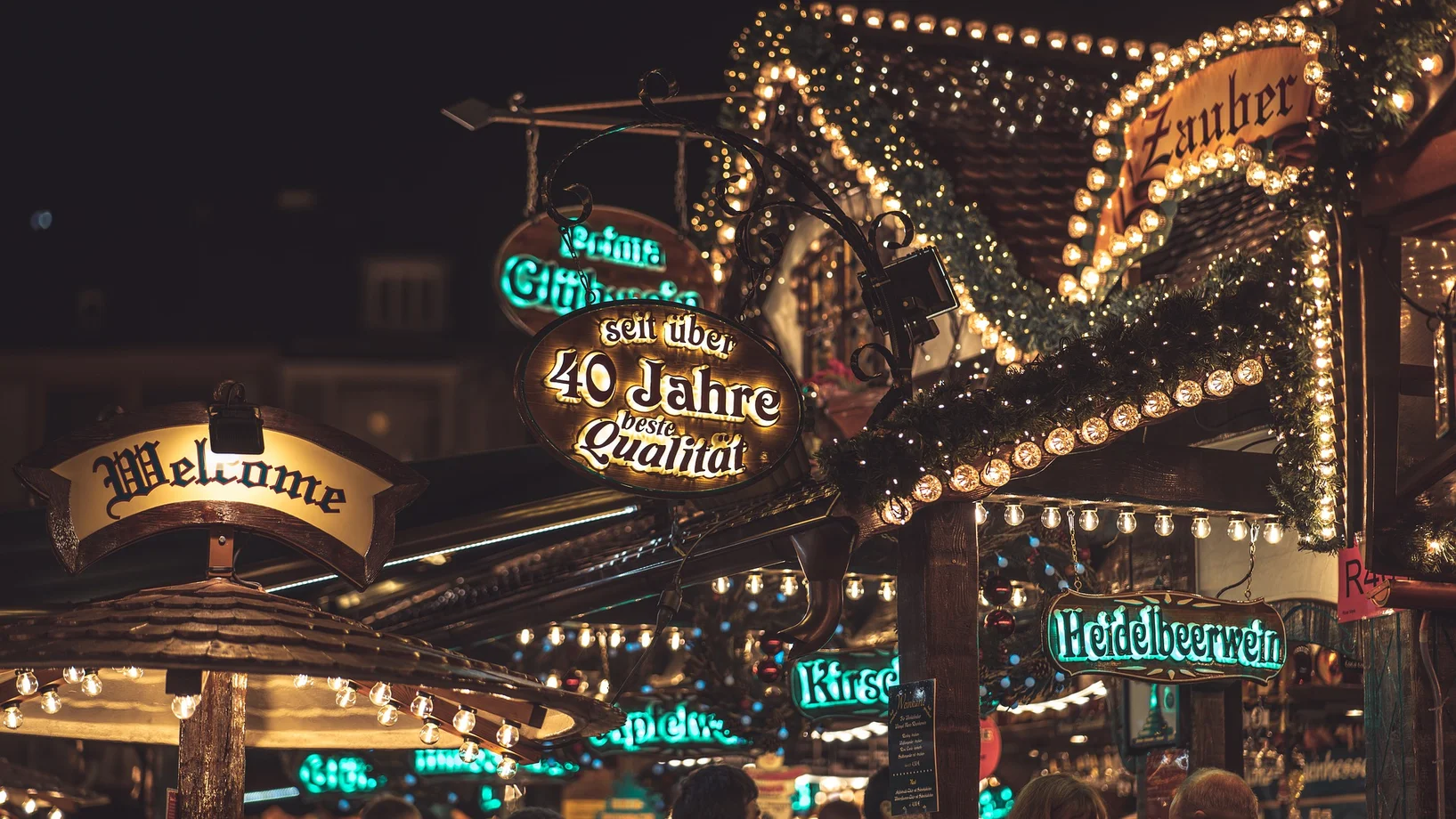 Bunte Werbung am Weihnachtsmarkt