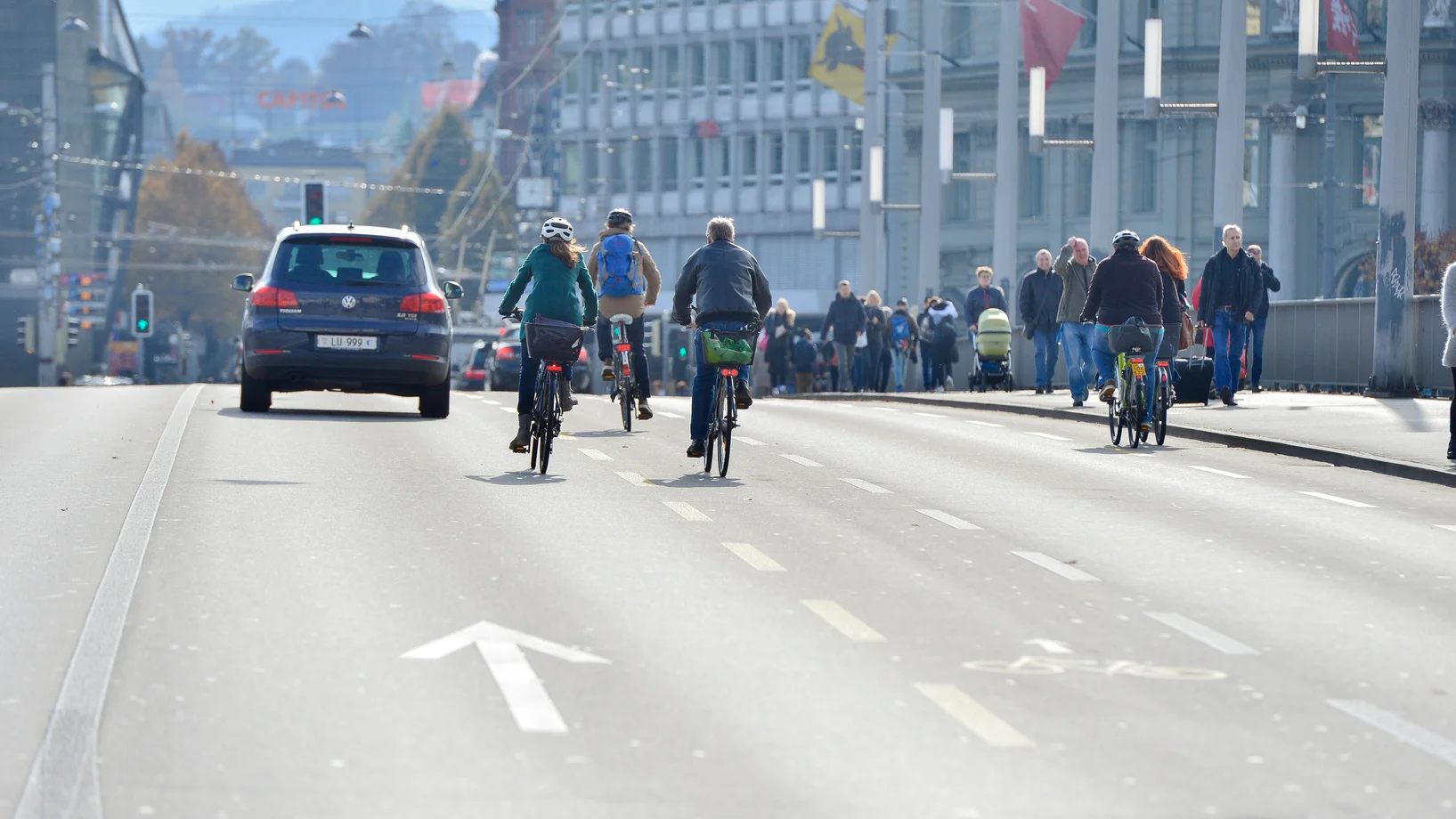 Momentaufnahme der Seebrücke mit mehr Velo als Auto