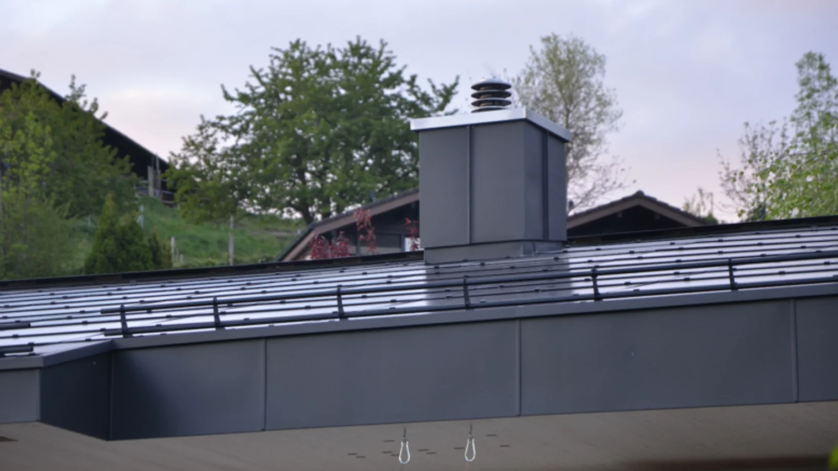 Gebäudedach mit Photovoltaikanlage und Kamin