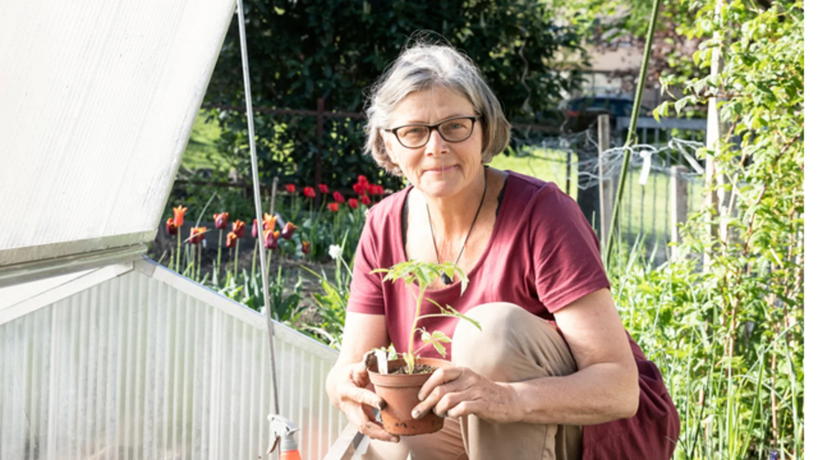 Ursula Winistörfer in ihrem Garten