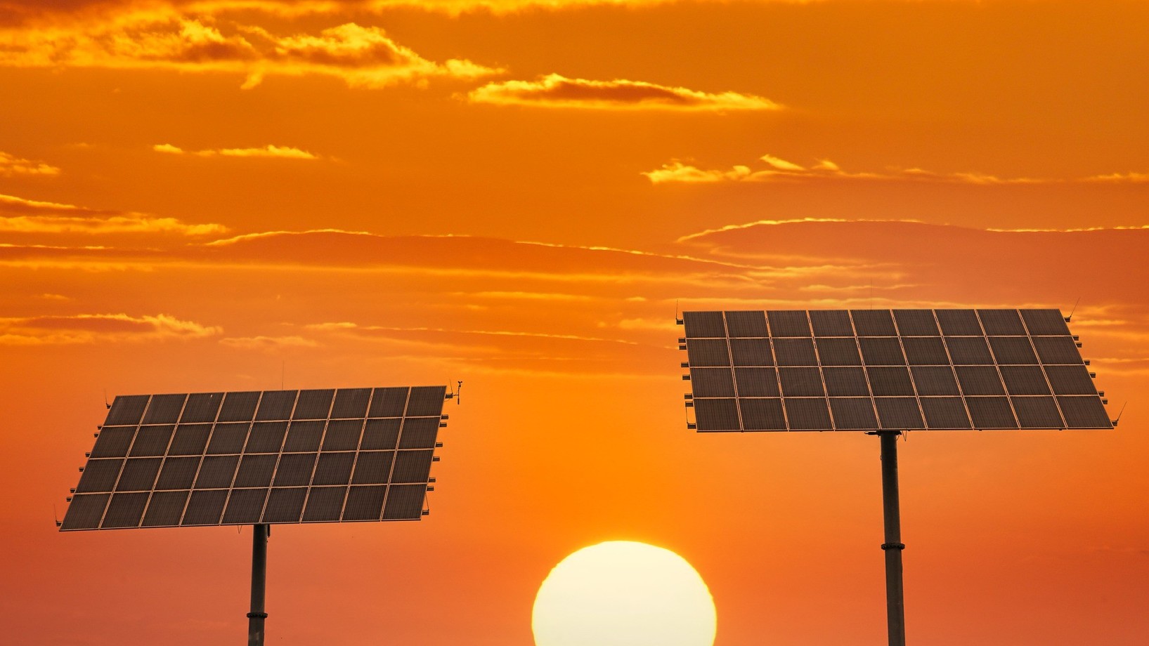 Zwei Solarpanels im Sonnenuntergang