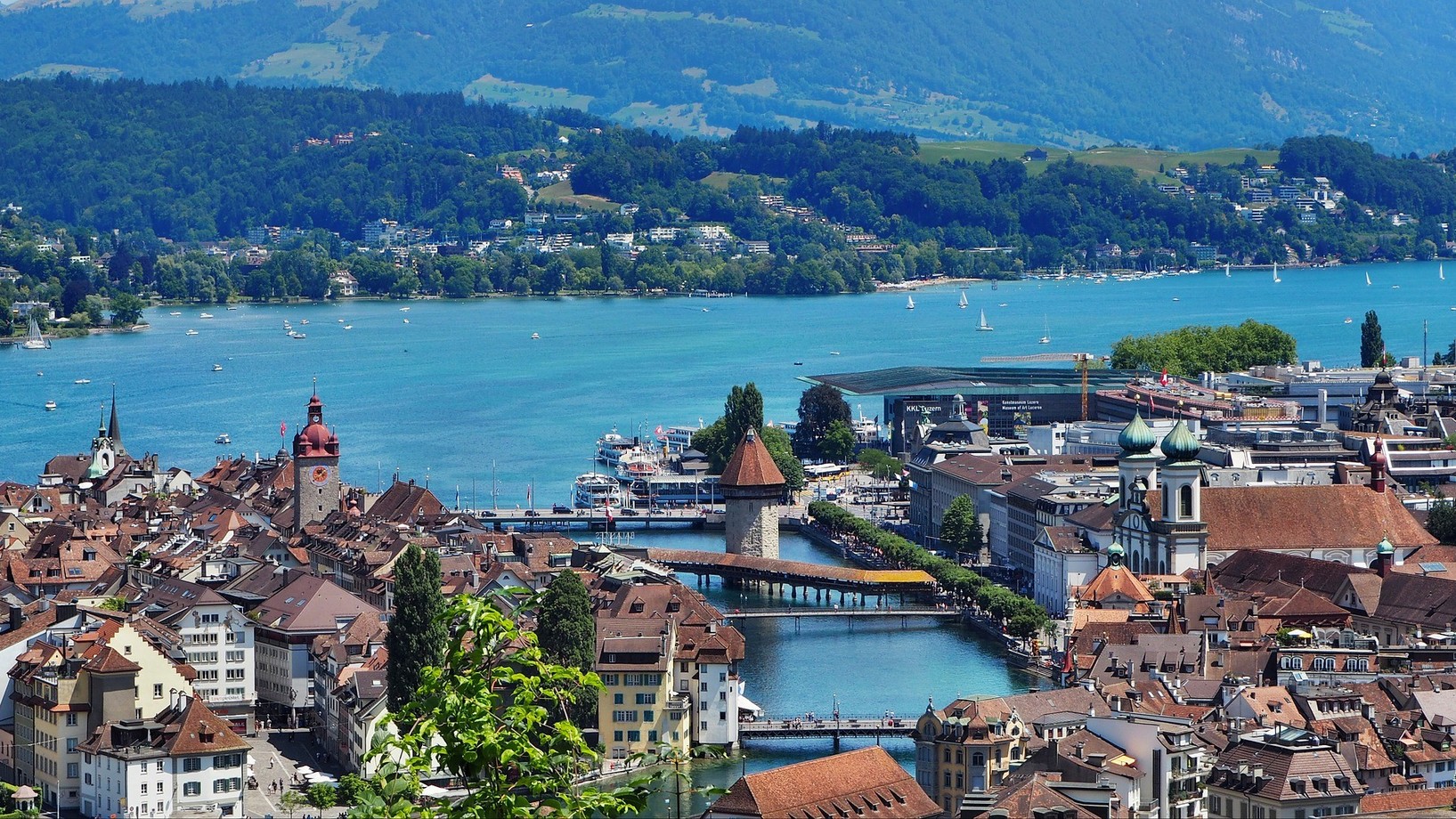 Die Stadt Luzern mit dem See. 