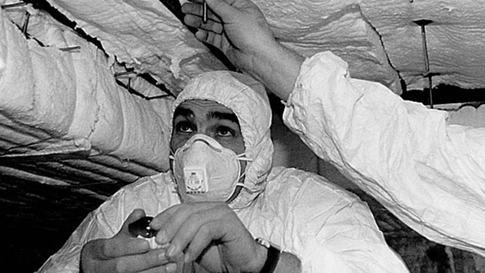 Zwei Fachspezialisten bei der Begutachtung von mit Asbest kontaminiertem Material