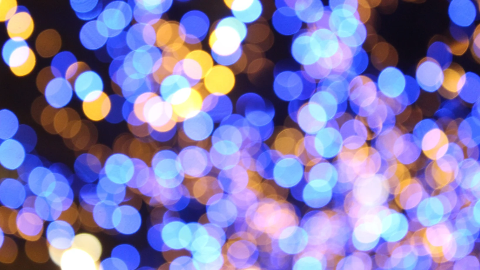 Farbige Lichtpunkte in Blau, Weiss und Rosa