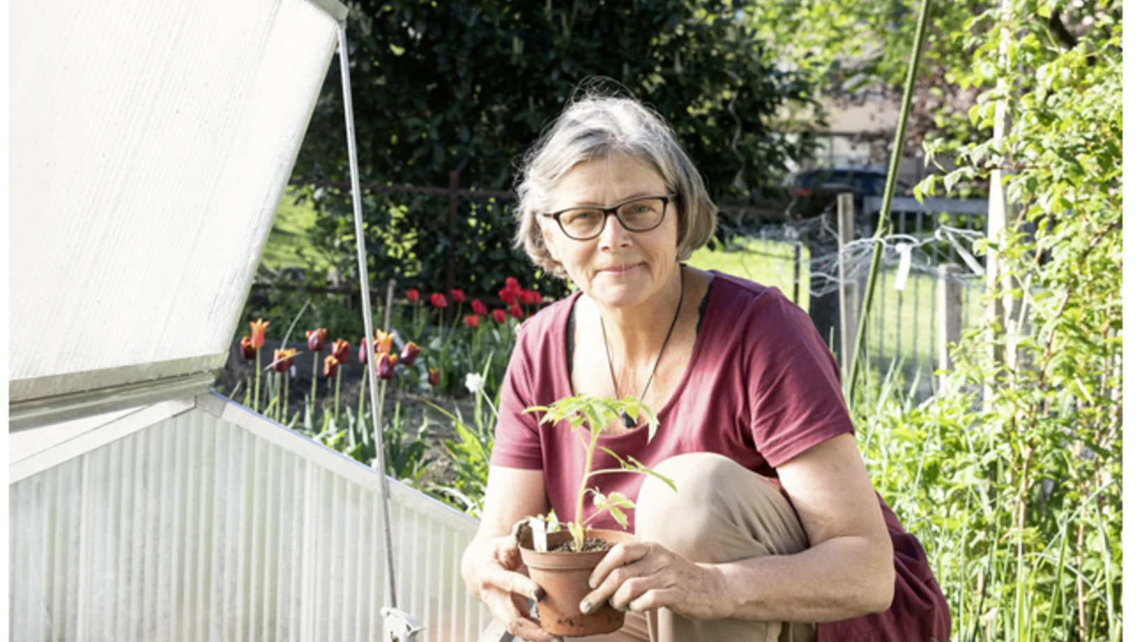 Ursula in ihrem Gartenreich