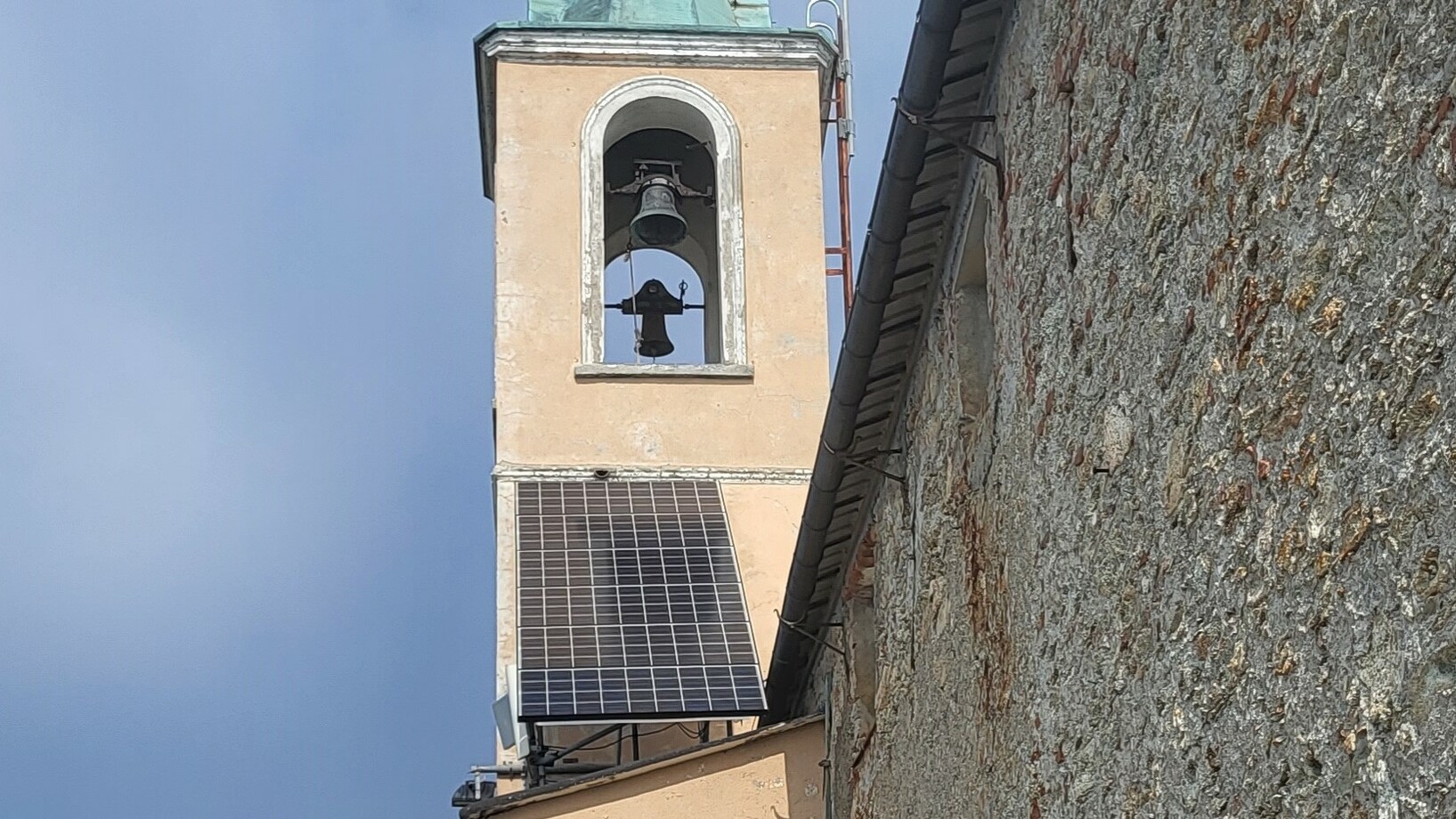 Photovoltaik am Turm einer Kirche