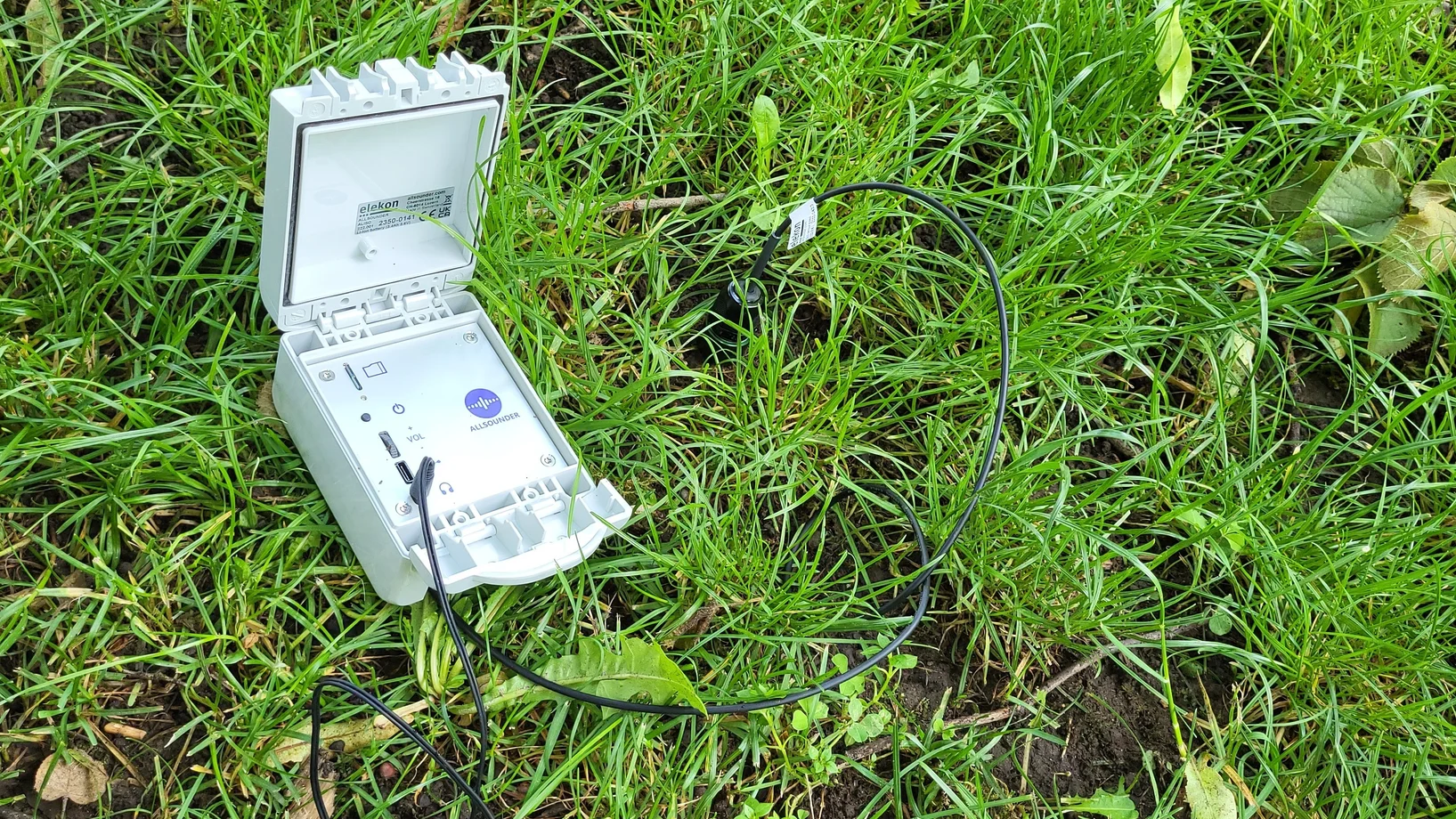 Bodenmikrofon auf Wiese