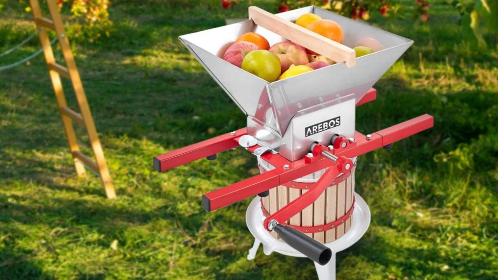 Obstmühle auf Presse mit Äpfeln gefüllt