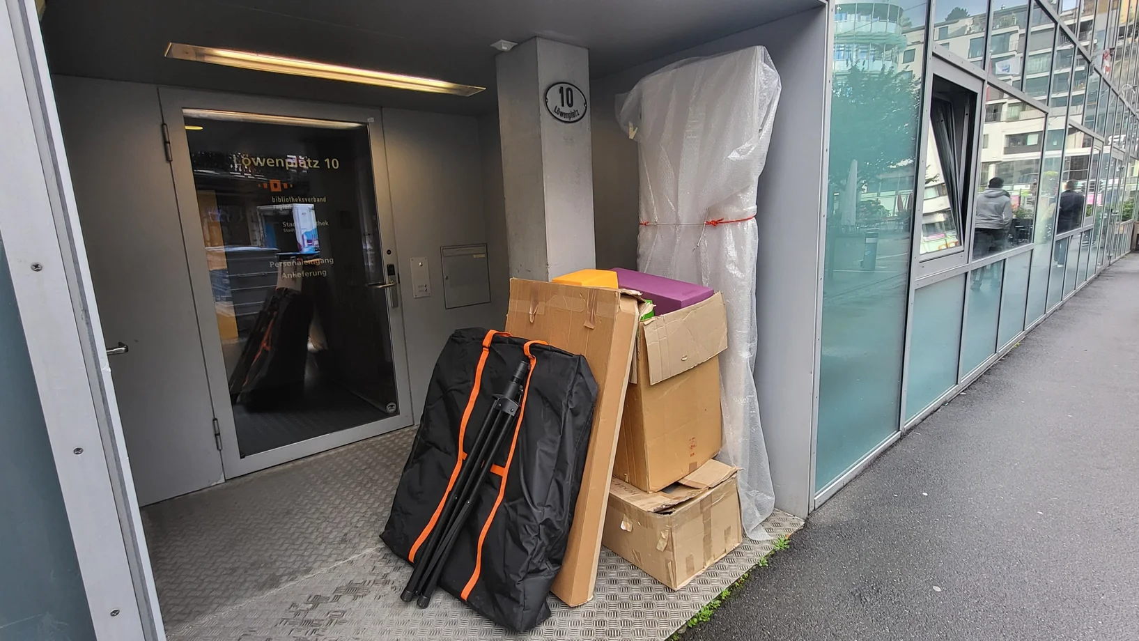Viel Material liegt für den Transport bereit