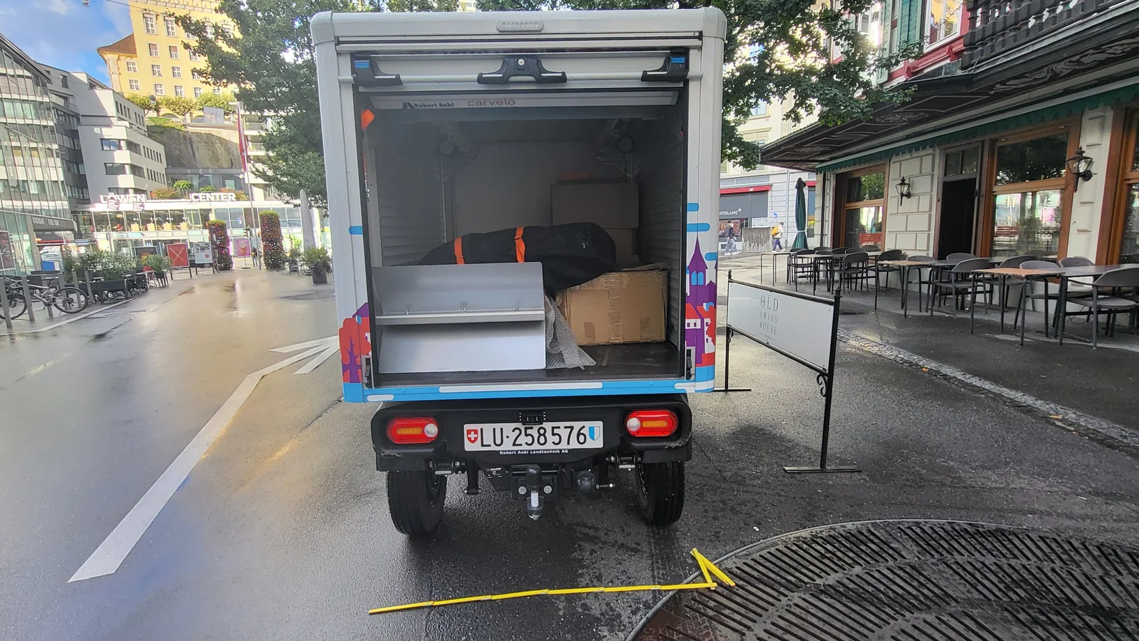 Das Material im Ladewagen verstaut