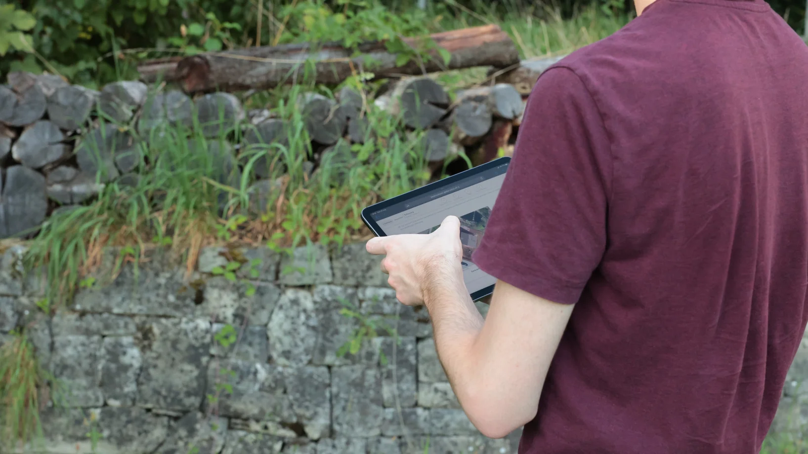 Kind mit einem Tablet in der Hand