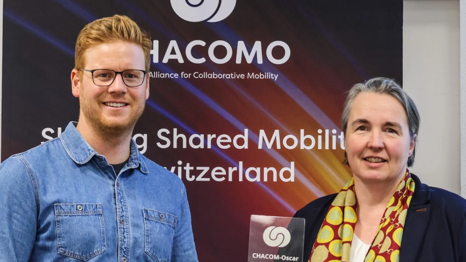 Zwei Personen mit dem Oscar von Chacom-Oscar