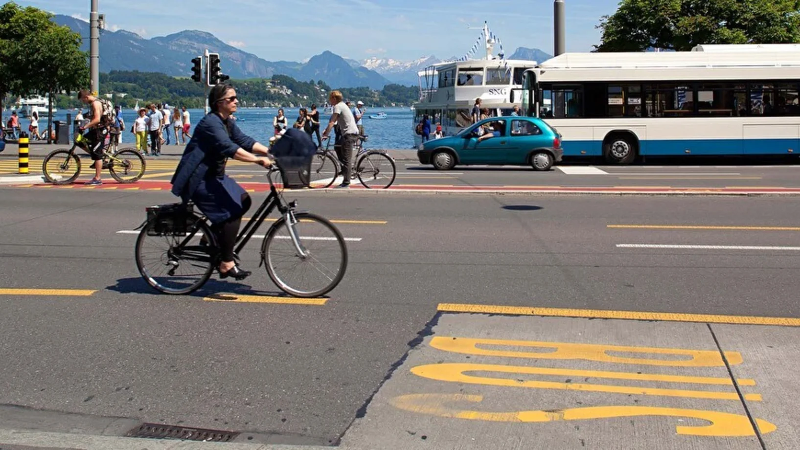 Verkehr in der Stadt Luzern: Velofahrende, Busse und Autos auf der Seebrücke Luzern