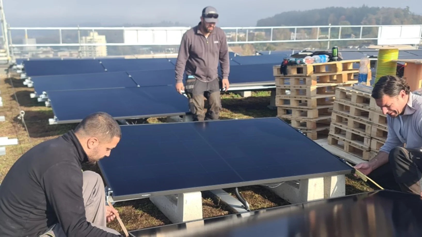 Montage von Photovoltaikanlage auf einem Dach