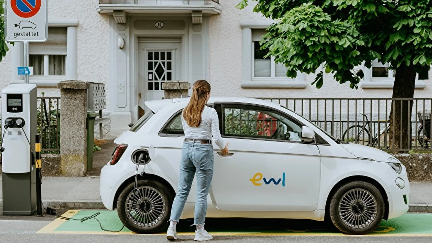 Weisses Elektroauto der ewl