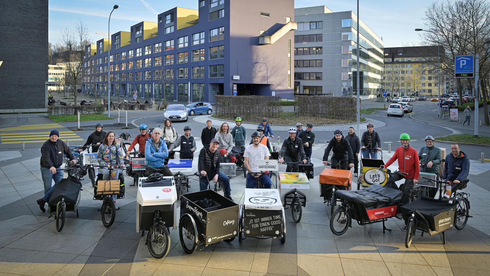 Verschiedene Personen mit E-Cargobikes