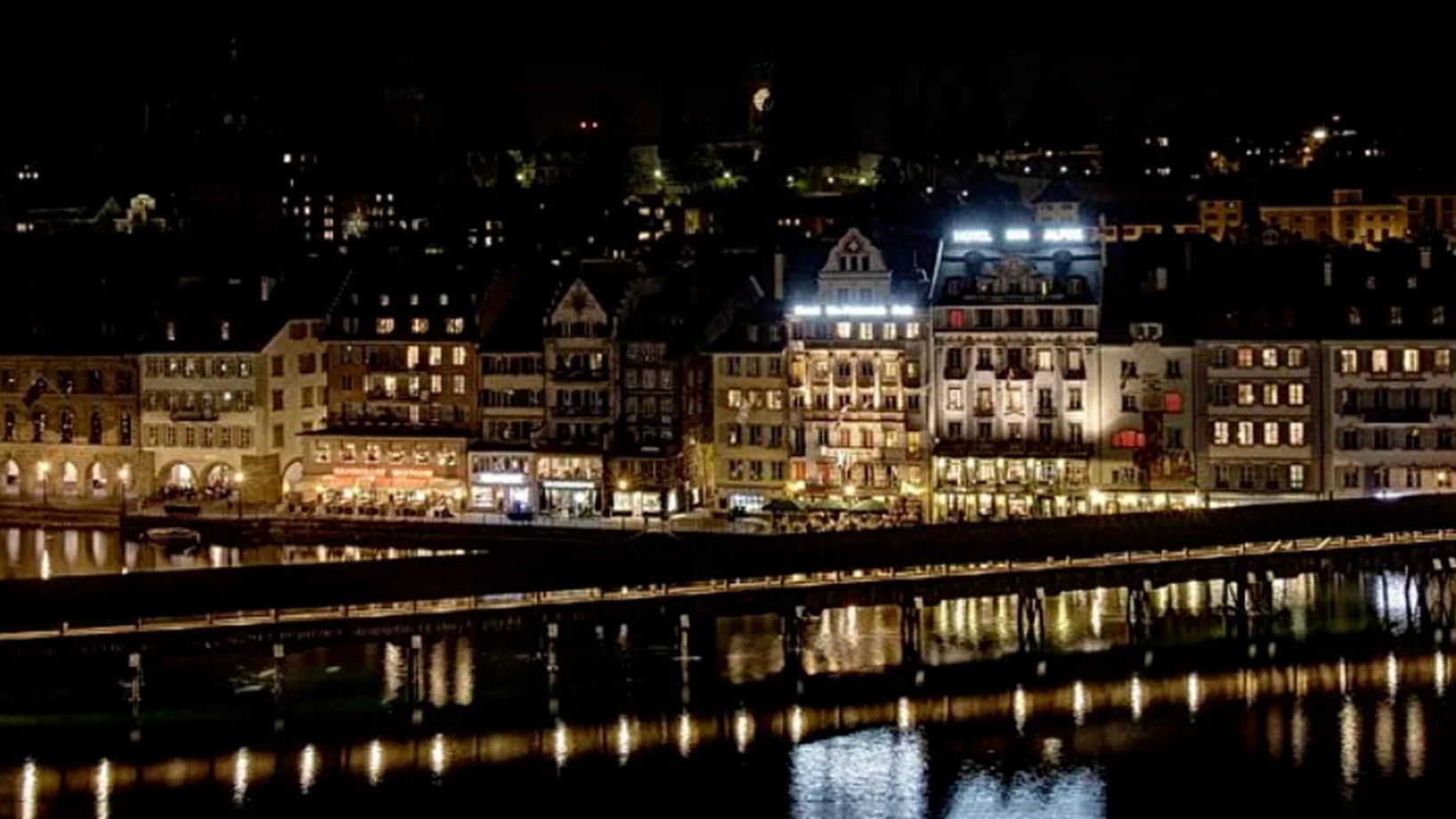 Stadt Luzern mit Kappelbrücke bei Nacht 