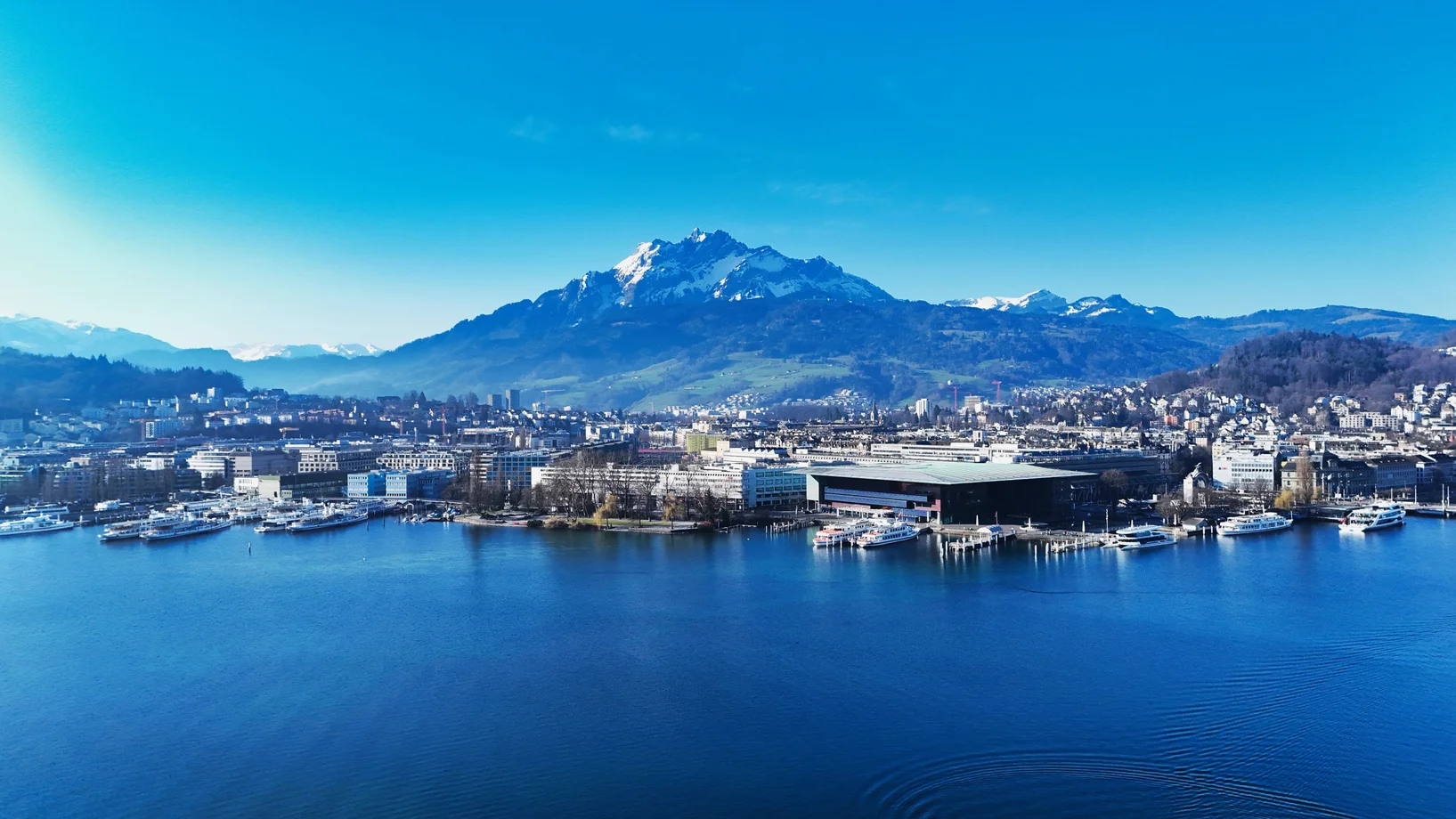Blick auf den Vierwaldstättersee mit dem KKL im Hintergrund