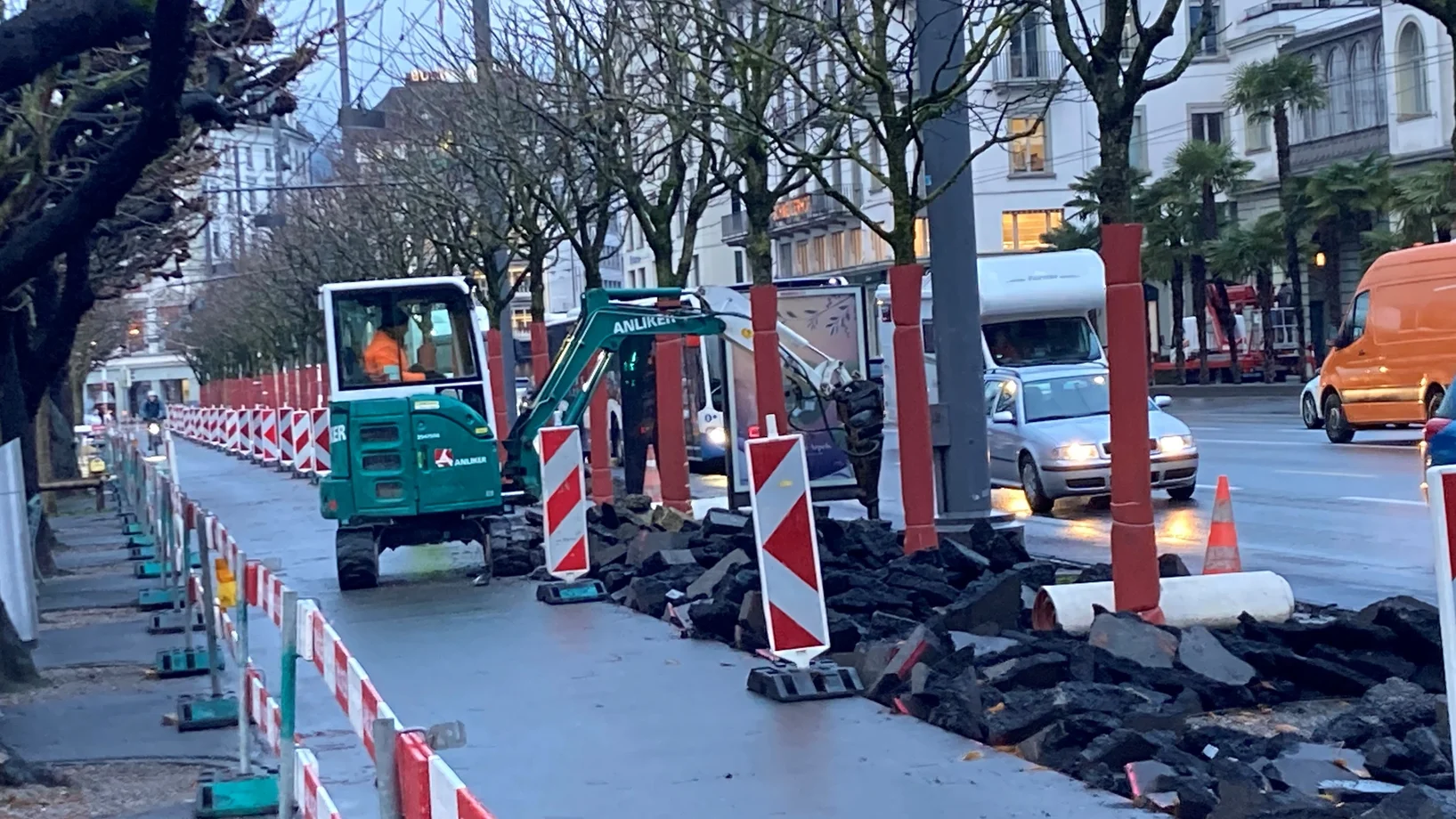 Baustelle, wo der Hartbelag entfernt wird