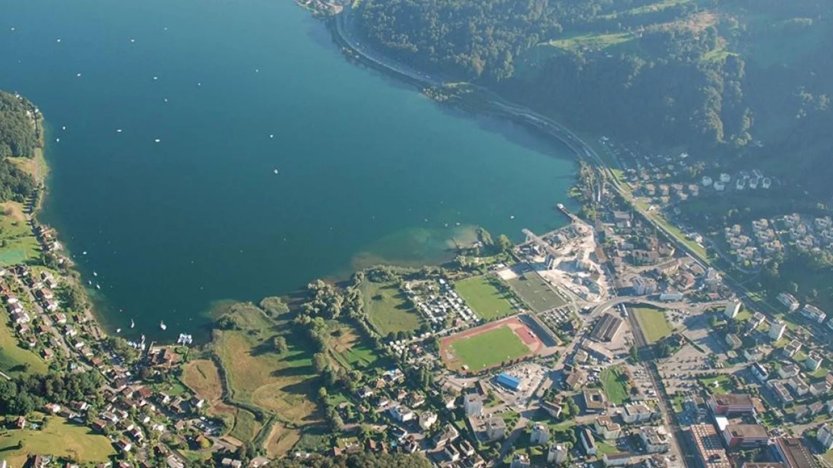 Luftbild von oben auf das Ried