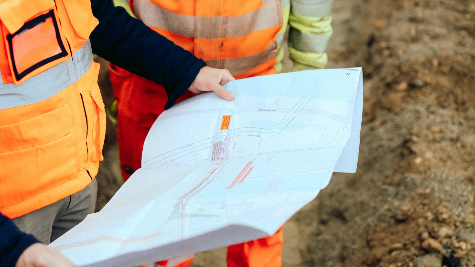 Kontrolle des Plans auf der Baustelle